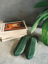 Load image into Gallery viewer, Men&#39;s Pēkäk Lounge Slippers - Iroko Green

